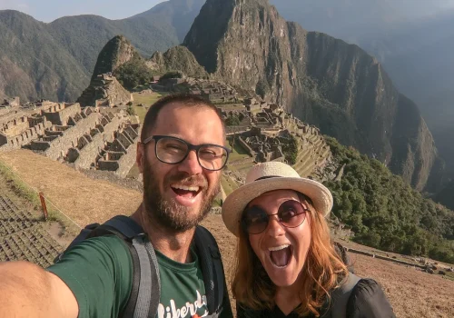 retrato-de-amigos-sonrientes-sentados-en-la-montana-contra-el-cielo-en-machucado-picchu